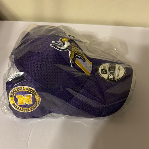 New Era Minnesota Vikings Purple and Gold 39THIRTY Cap - Picture 2 of 3